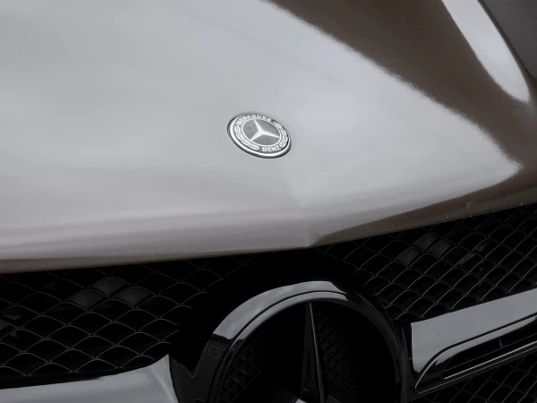 Черная глянцевая эмблема «Mercedes»