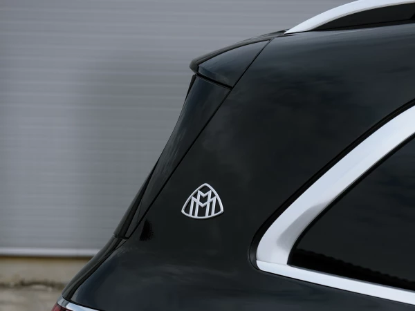 Эмблема “Maybach” на задней части кузова