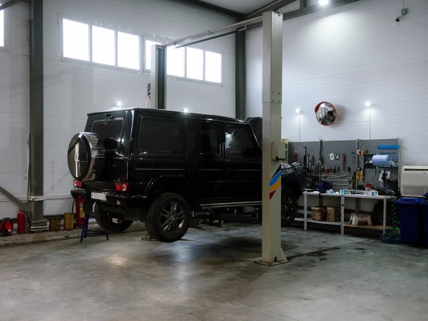 «Гелик» на подъеме или MERCEDES G-класса на подъемном механизме