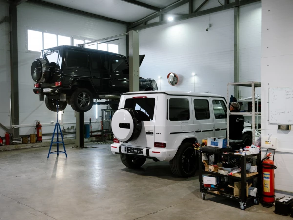 MERCEDES G-класса на подъемном механизме