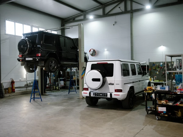 MERCEDES G-класса на подъемном механизме