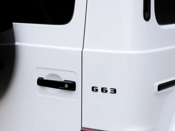 Шильдик G63 в черном цвете и ручка багажника с функцией keyless-go