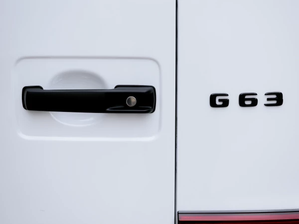 Шильдик G63 в черном цвете и ручка багажника с функцией keyless-go