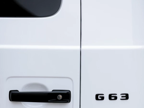 Шильдик G63 в черном цвете и ручка багажника с функцией keyless-go